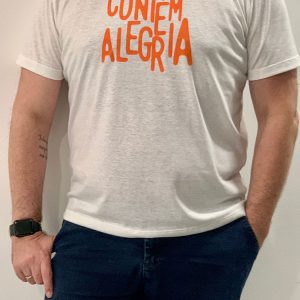 Doe R$ 130 e ganhe uma camiseta masculina branca "Contém Alegria"