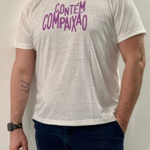Doe R$ 130 e ganhe uma camiseta masculina branca "Contém Compaixão"